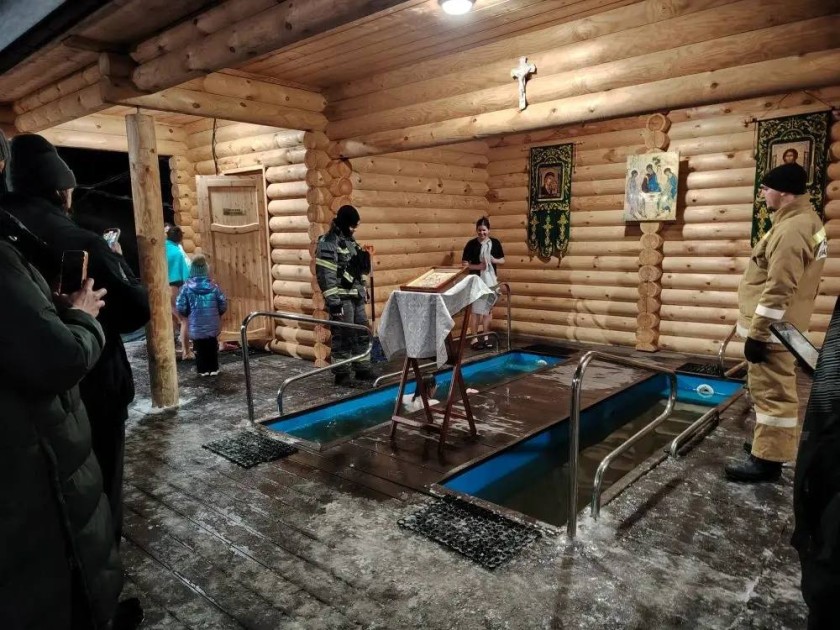 На Патриаршем подворье храма великомученика Димитрия Солунского в селе Дмитровское отмечают православный праздник Крещения Господня 