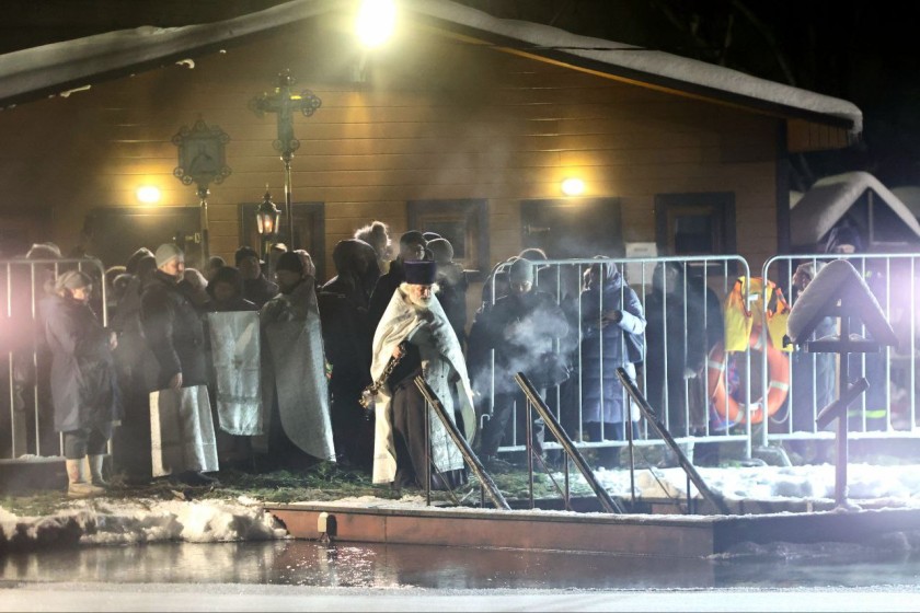 Дмитрий Волков окунулся в Крещенскую купель