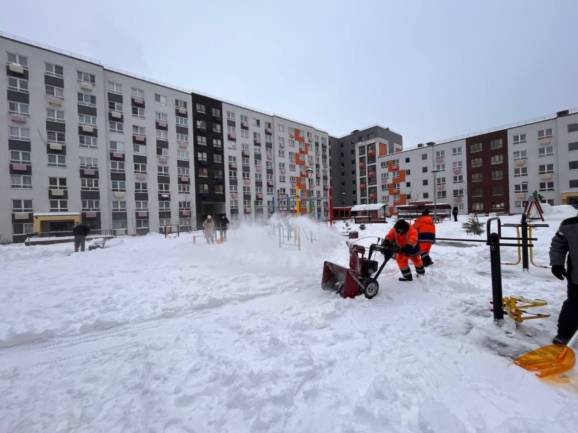 Снежный десант на улицах Красногорска – жители вместе с представителями администрации округа и депутатами вышли в эту субботу, чтобы вызволить любимый город из снежного плена