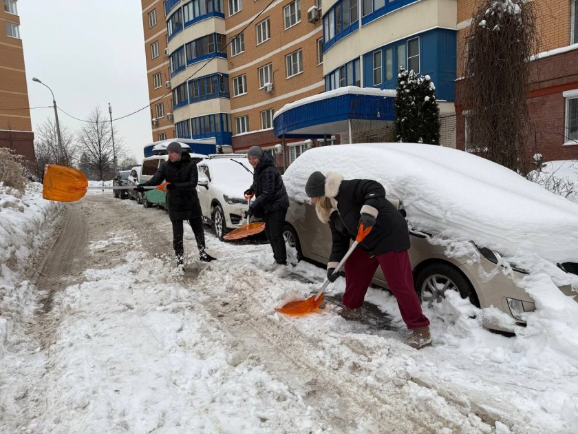 Снежный субботник в Красногорске продолжается