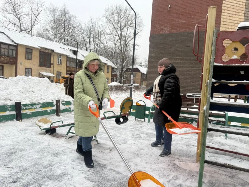 В субботнике также приняли участие представители управления образования