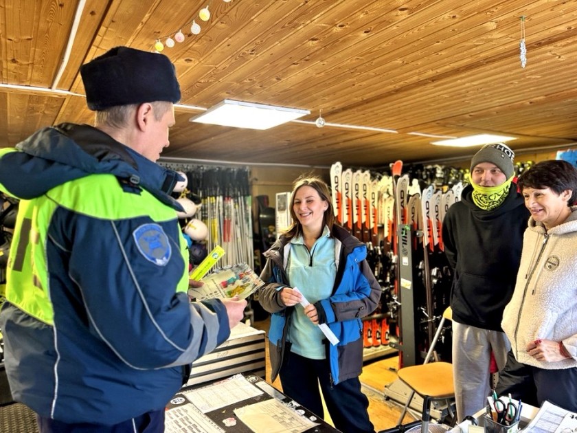 В зимний период на территории округа сотрудники Госавтоинспекции проводят ряд профилактических мероприятий по установлению мест небезопасных детских забав, которые могут привести к дорожно-транспортным происшествиям и получению травм несовершеннолетними
