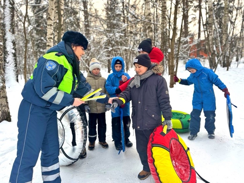 В зимний период на территории округа сотрудники Госавтоинспекции проводят ряд профилактических мероприятий по установлению мест небезопасных детских забав, которые могут привести к дорожно-транспортным происшествиям и получению травм несовершеннолетними