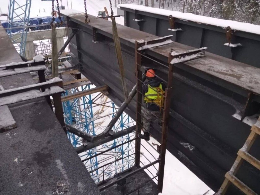 На дублере Пятницкого шоссе начались работы по армированию опор вело-пешеходного мостика через реку Синичку