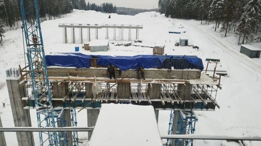 На дублере Пятницкого шоссе начались работы по армированию опор вело-пешеходного мостика через реку Синичку