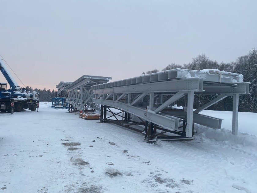 На дублере Пятницкого шоссе начались работы по армированию опор вело-пешеходного мостика через реку Синичку