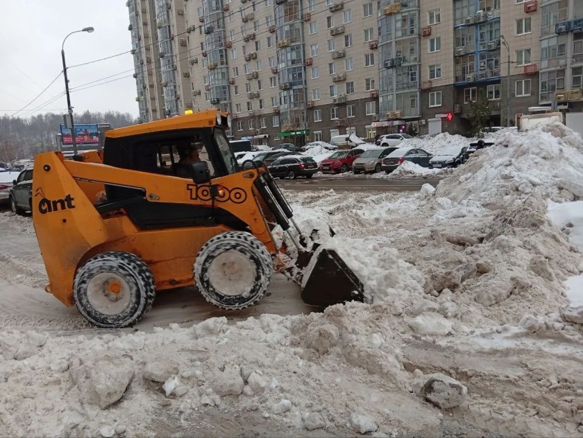 Коммунальные и дорожные службы Красногорска продолжают работу в режиме повышенной готовности