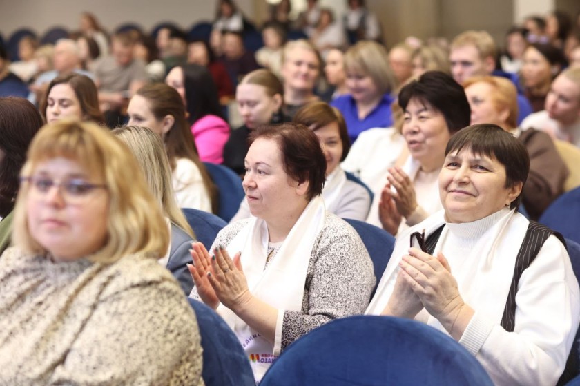 Дмитрий Волков поздравил учителя русского языка и литературы школы №1 Елизавету Алексеевну Глазкову с победой в конкурсе «Учитель года-2026»