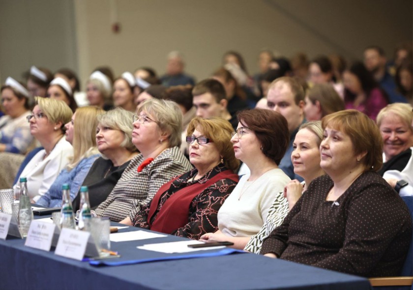 Дмитрий Волков поздравил учителя русского языка и литературы школы №1 Елизавету Алексеевну Глазкову с победой в конкурсе «Учитель года-2026»