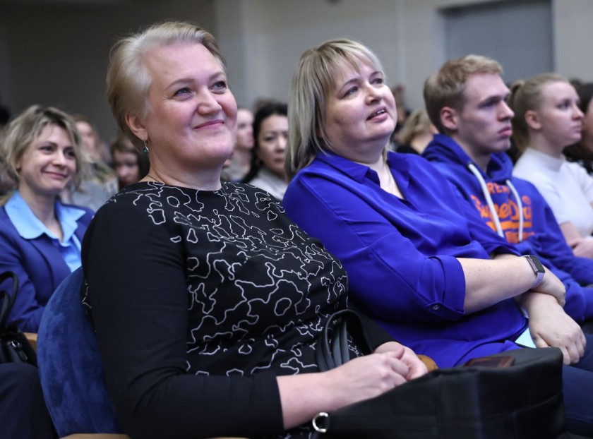 Дмитрий Волков поздравил учителя русского языка и литературы школы №1 Елизавету Алексеевну Глазкову с победой в конкурсе «Учитель года-2026»