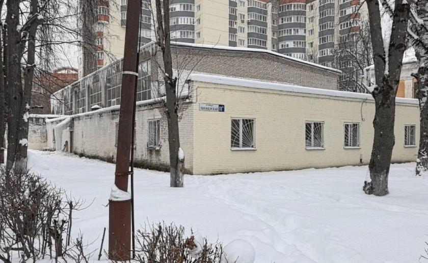 В Красногорске на Пионерской улице продолжается капитальный ремонт спортшколы олимпийского резерва по баскетболу