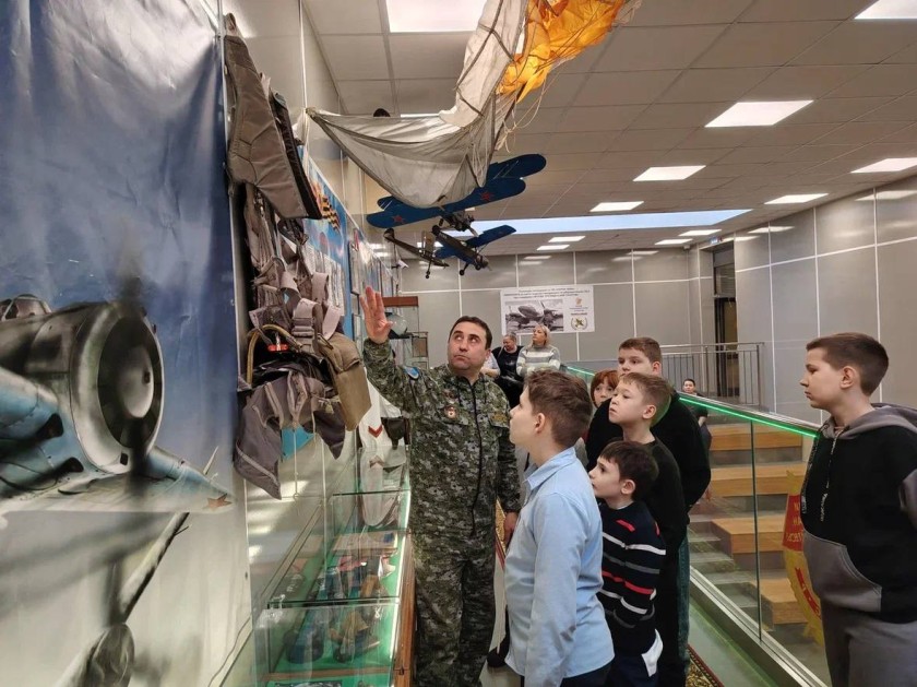 В Образовательном центре «Лидер» для детей участников СВО из городского округа Красногорск волонтерская группа «Берегини СВО Красногорск» организовала экскурсию в музей «Герои неба»