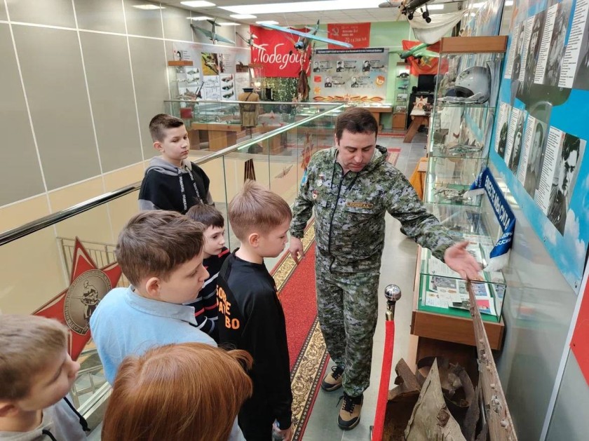 В Образовательном центре «Лидер» для детей участников СВО из городского округа Красногорск волонтерская группа «Берегини СВО Красногорск» организовала экскурсию в музей «Герои неба»