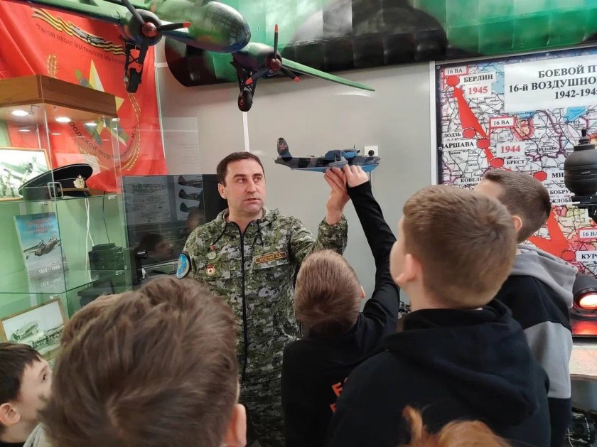 В Образовательном центре «Лидер» для детей участников СВО из городского округа Красногорск волонтерская группа «Берегини СВО Красногорск» организовала экскурсию в музей «Герои неба»