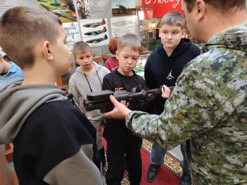 В Образовательном центре «Лидер» для детей участников СВО из городского округа Красногорск волонтерская группа «Берегини СВО Красногорск» организовала экскурсию в музей «Герои неба»