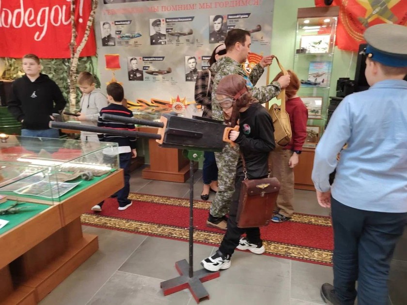 В Образовательном центре «Лидер» для детей участников СВО из городского округа Красногорск волонтерская группа «Берегини СВО Красногорск» организовала экскурсию в музей «Герои неба»