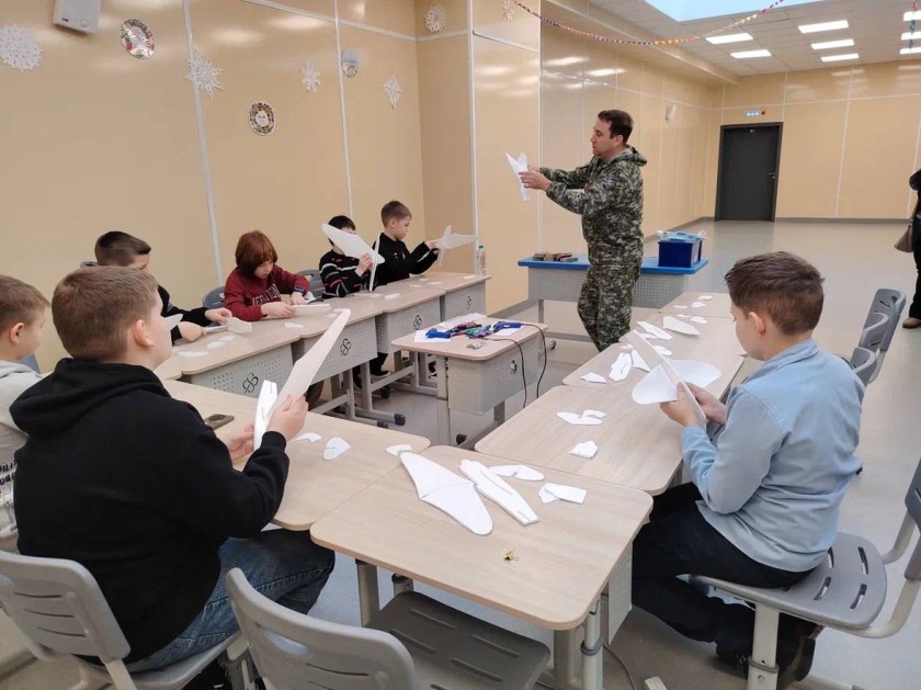 В Образовательном центре «Лидер» для детей участников СВО из городского округа Красногорск волонтерская группа «Берегини СВО Красногорск» организовала экскурсию в музей «Герои неба»