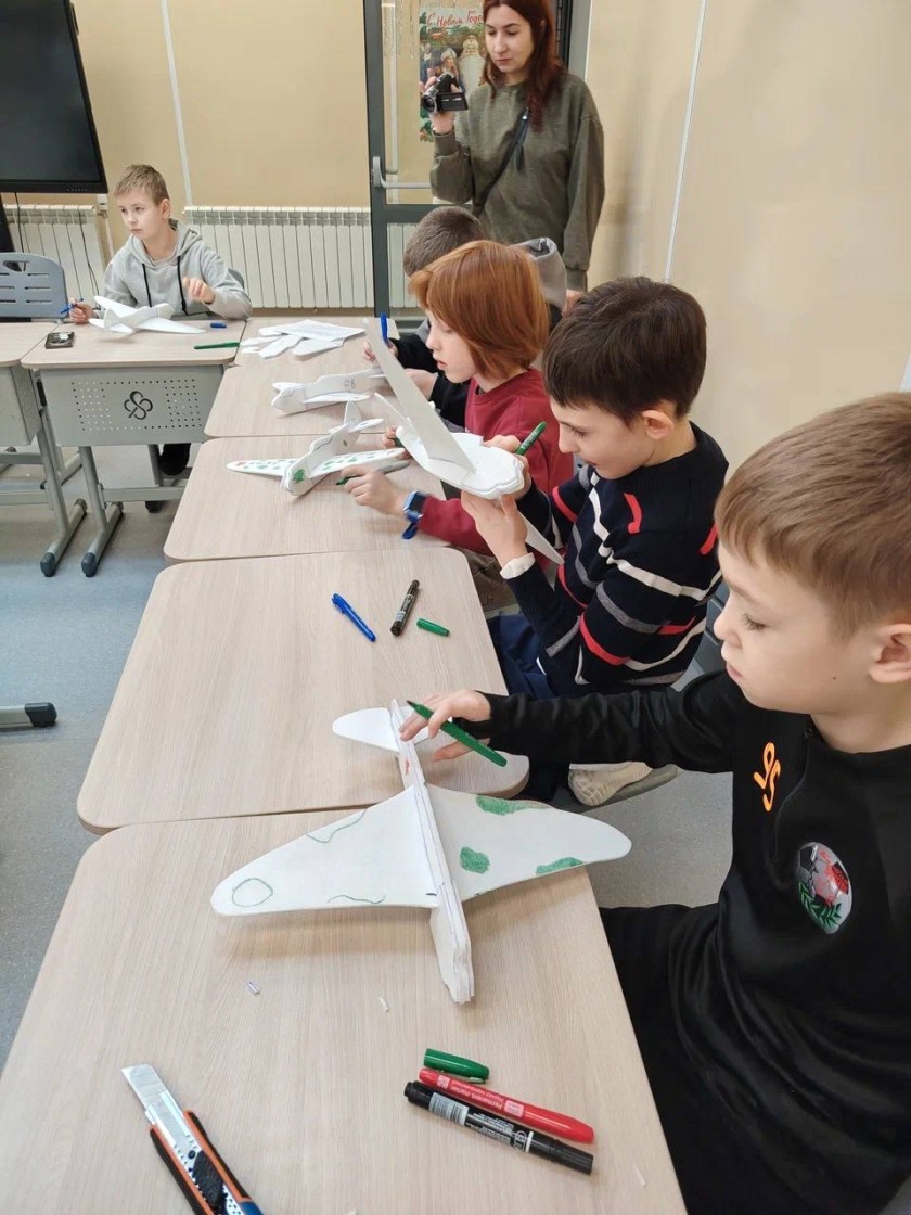 В Образовательном центре «Лидер» для детей участников СВО из городского округа Красногорск волонтерская группа «Берегини СВО Красногорск» организовала экскурсию в музей «Герои неба»