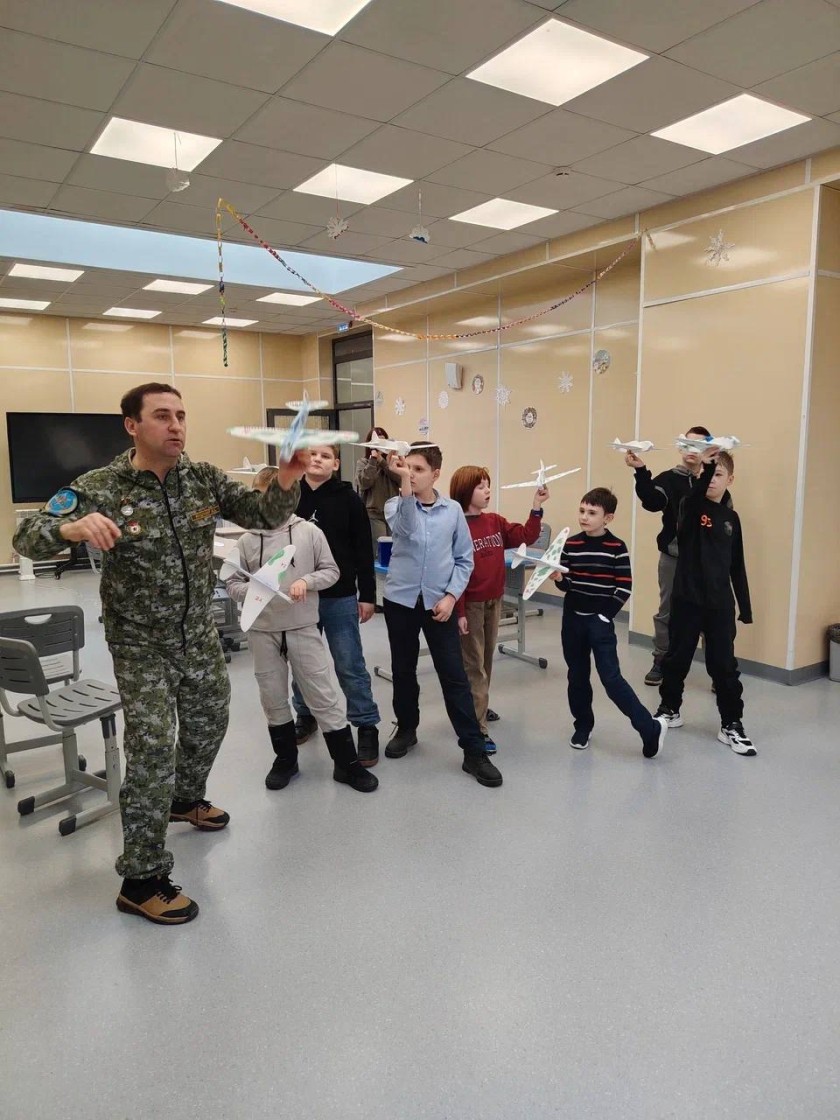 В Образовательном центре «Лидер» для детей участников СВО из городского округа Красногорск волонтерская группа «Берегини СВО Красногорск» организовала экскурсию в музей «Герои неба»