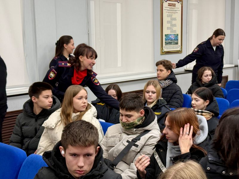 В Красногорске полицейские, общественник и представители Московского Университета МВД России имени В.Я. Кикотя присоединились к акции «Студенческий «десант»