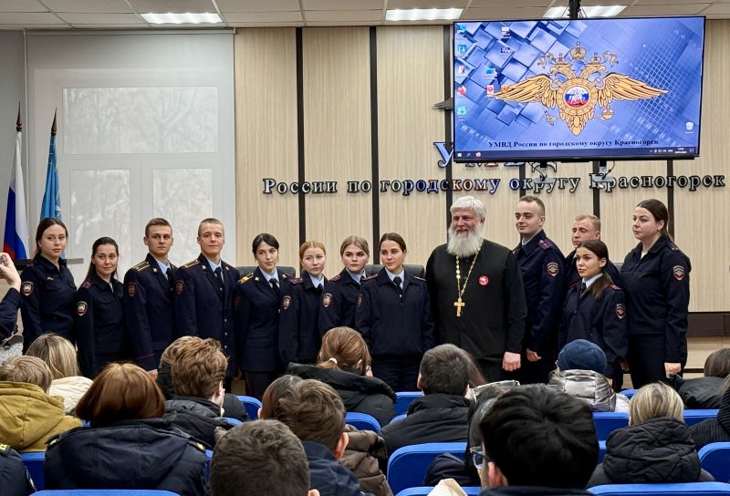 В Красногорске полицейские, общественник и представители Московского Университета МВД России имени В.Я. Кикотя присоединились к акции «Студенческий «десант»