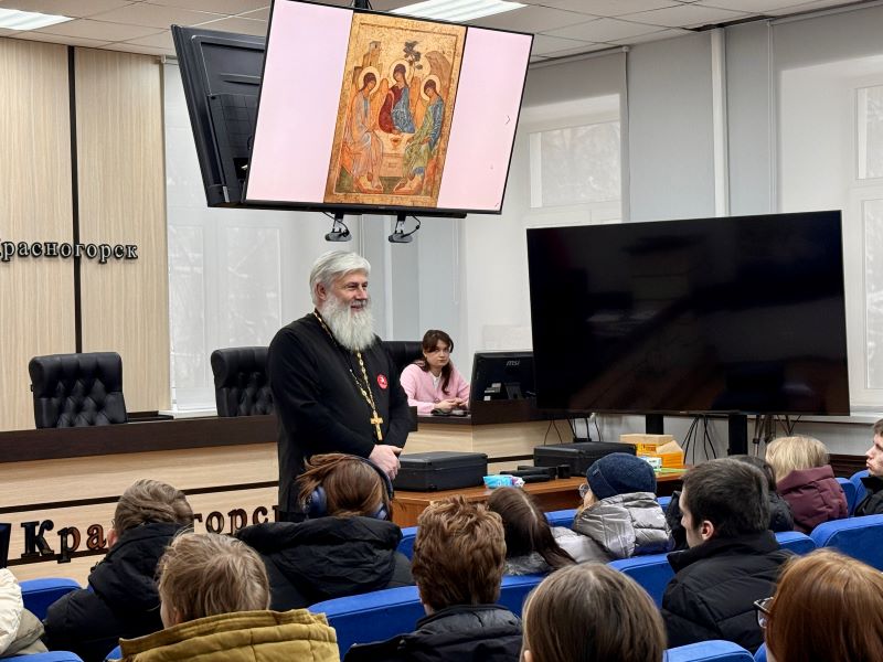 В Красногорске полицейские, общественник и представители Московского Университета МВД России имени В.Я. Кикотя присоединились к акции «Студенческий «десант»