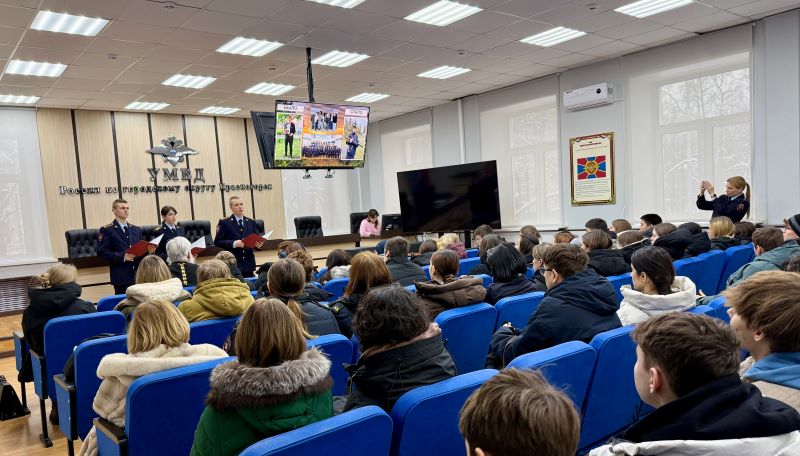 В Красногорске полицейские, общественник и представители Московского Университета МВД России имени В.Я. Кикотя присоединились к акции «Студенческий «десант»