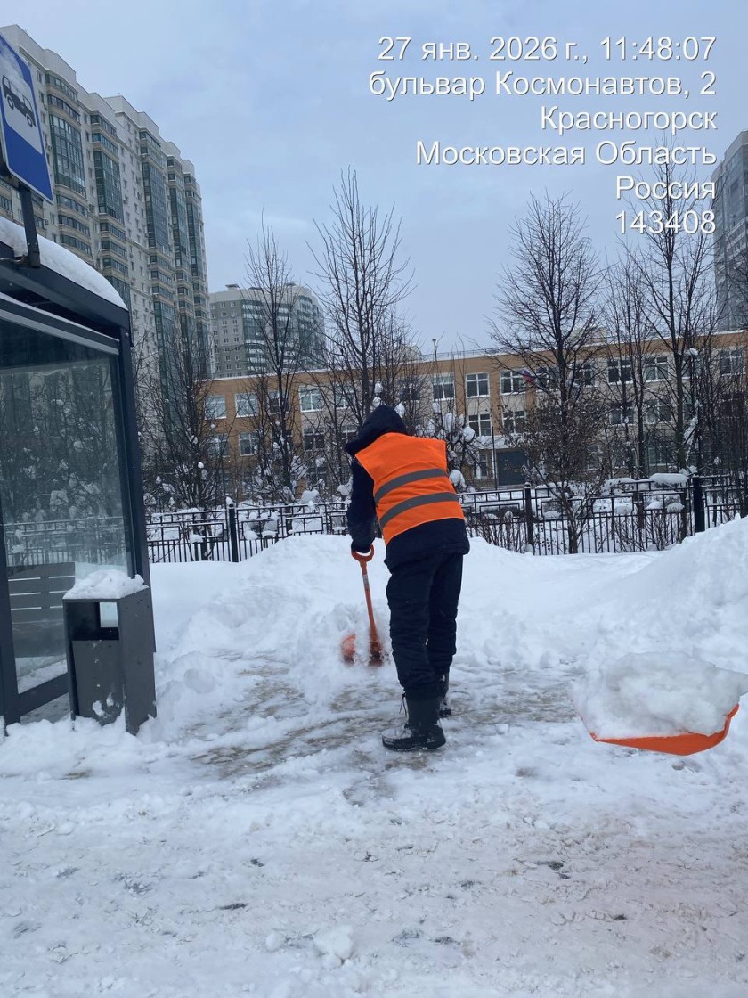 В Красногорске продолжаются работы по уборке территорий после мощного снегопада