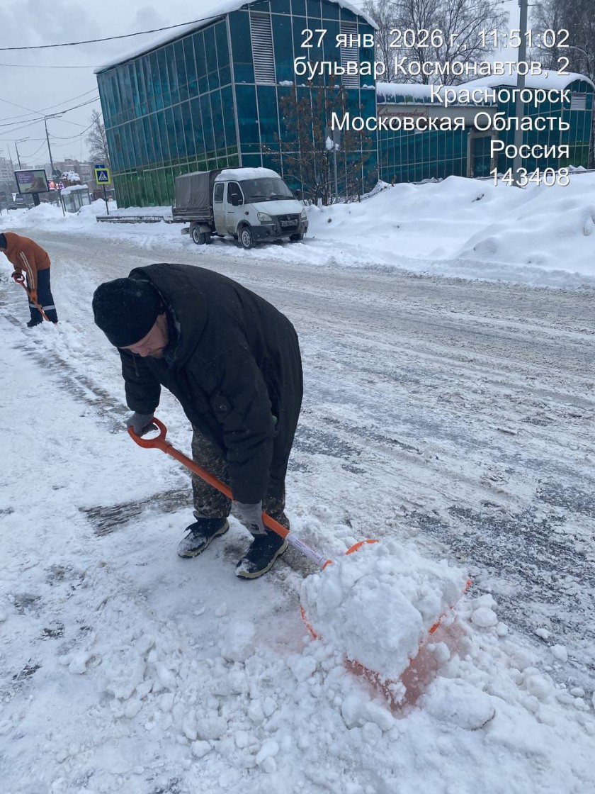 В Красногорске продолжаются работы по уборке территорий после мощного снегопада