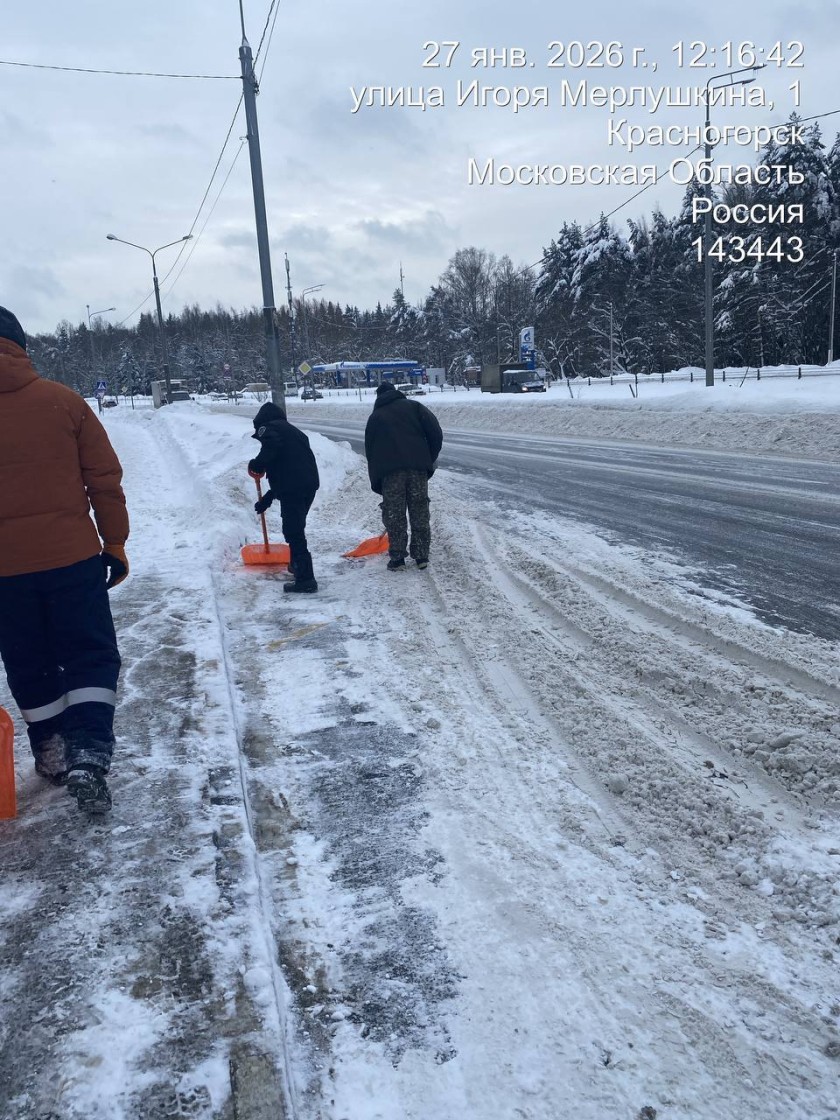В Красногорске продолжаются работы по уборке территорий после мощного снегопада