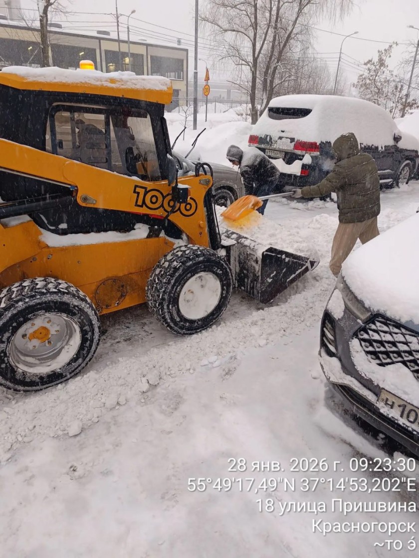 В Московской области и Красногорске в частности продолжается борьба со стихией: таких сильных снегопадов, какие накрыли регион в последние двое суток, не было уже 30 лет