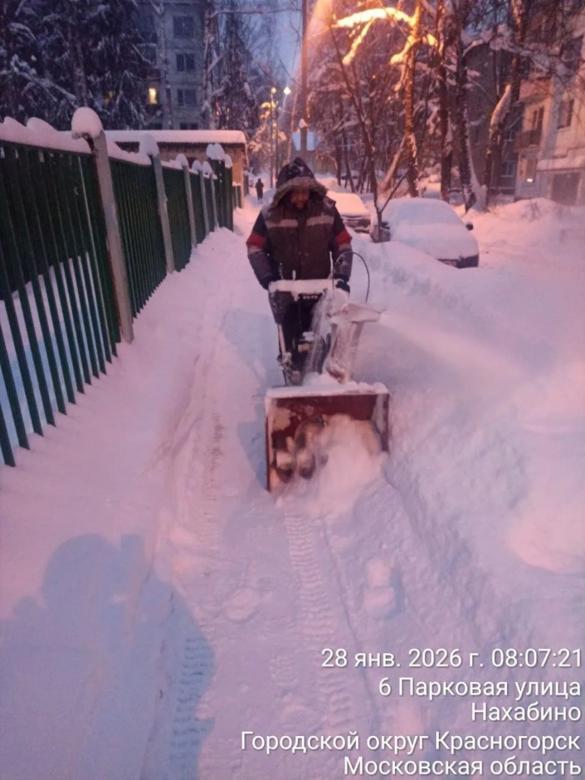 В Московской области и Красногорске в частности продолжается борьба со стихией: таких сильных снегопадов, какие накрыли регион в последние двое суток, не было уже 30 лет
