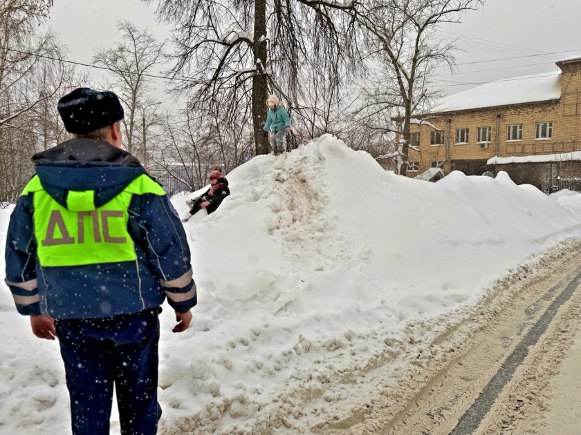 Сотрудники Подмосковной Госавтоинспекции продолжают масштабный контроль и ликвидацию несанкционированных горок, особенно тех, что выходят на проезжую часть, для предупреждения ДТП с участием детей