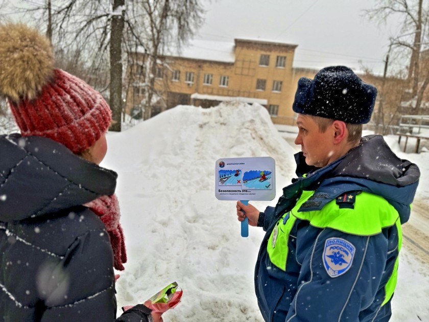 Сотрудники Подмосковной Госавтоинспекции продолжают масштабный контроль и ликвидацию несанкционированных горок, особенно тех, что выходят на проезжую часть, для предупреждения ДТП с участием детей
