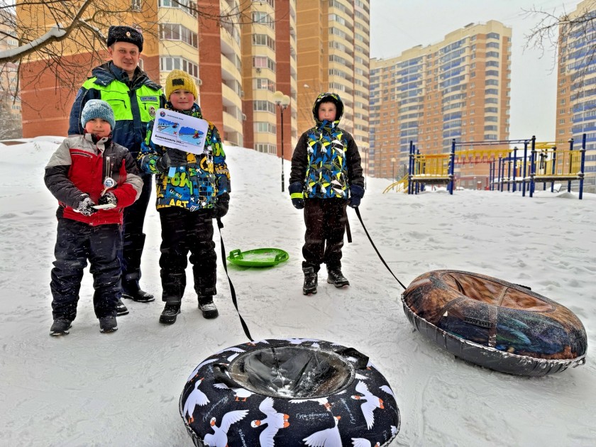Сотрудники Подмосковной Госавтоинспекции продолжают масштабный контроль и ликвидацию несанкционированных горок, особенно тех, что выходят на проезжую часть, для предупреждения ДТП с участием детей