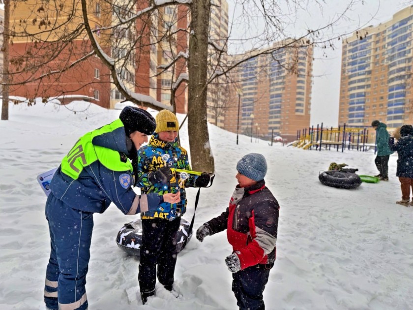 Сотрудники ГИБДД предупреждают красногорцев о рисках катания с опасных снежных горок