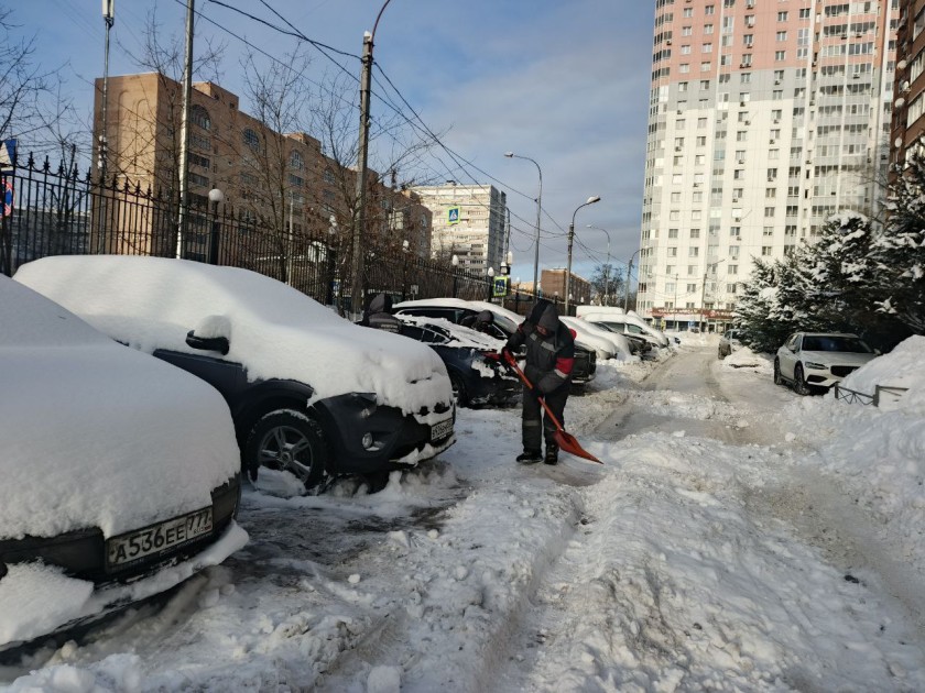 «Молодая Гвардия Единой России» присоединилась к субботнику возле клуба «Активное долголетие» на улице Заводской