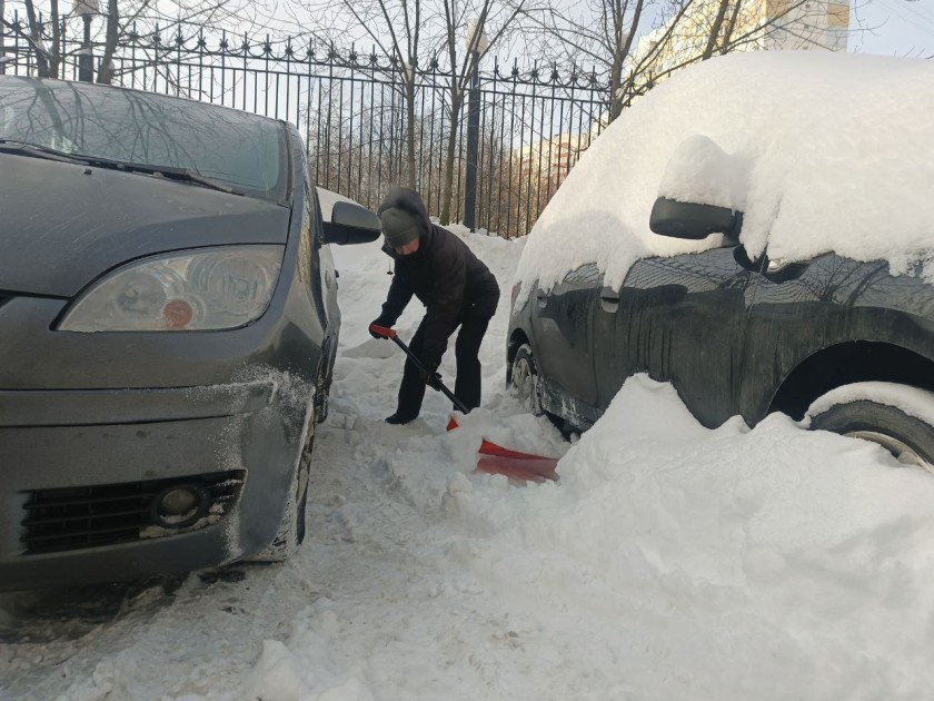 «Молодая Гвардия Единой России» присоединилась к субботнику возле клуба «Активное долголетие» на улице Заводской