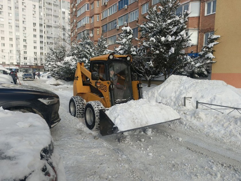 «Молодая Гвардия Единой России» присоединилась к субботнику возле клуба «Активное долголетие» на улице Заводской
