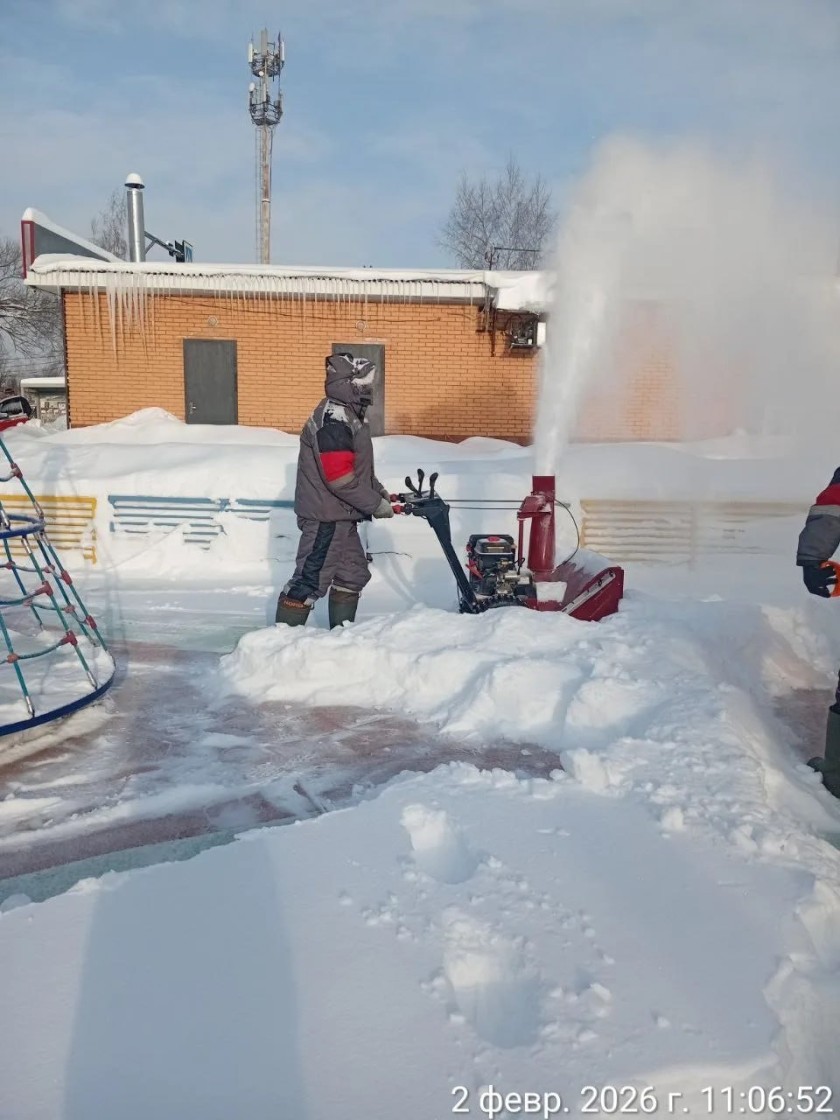 Городские службы продолжают активную уборку снега