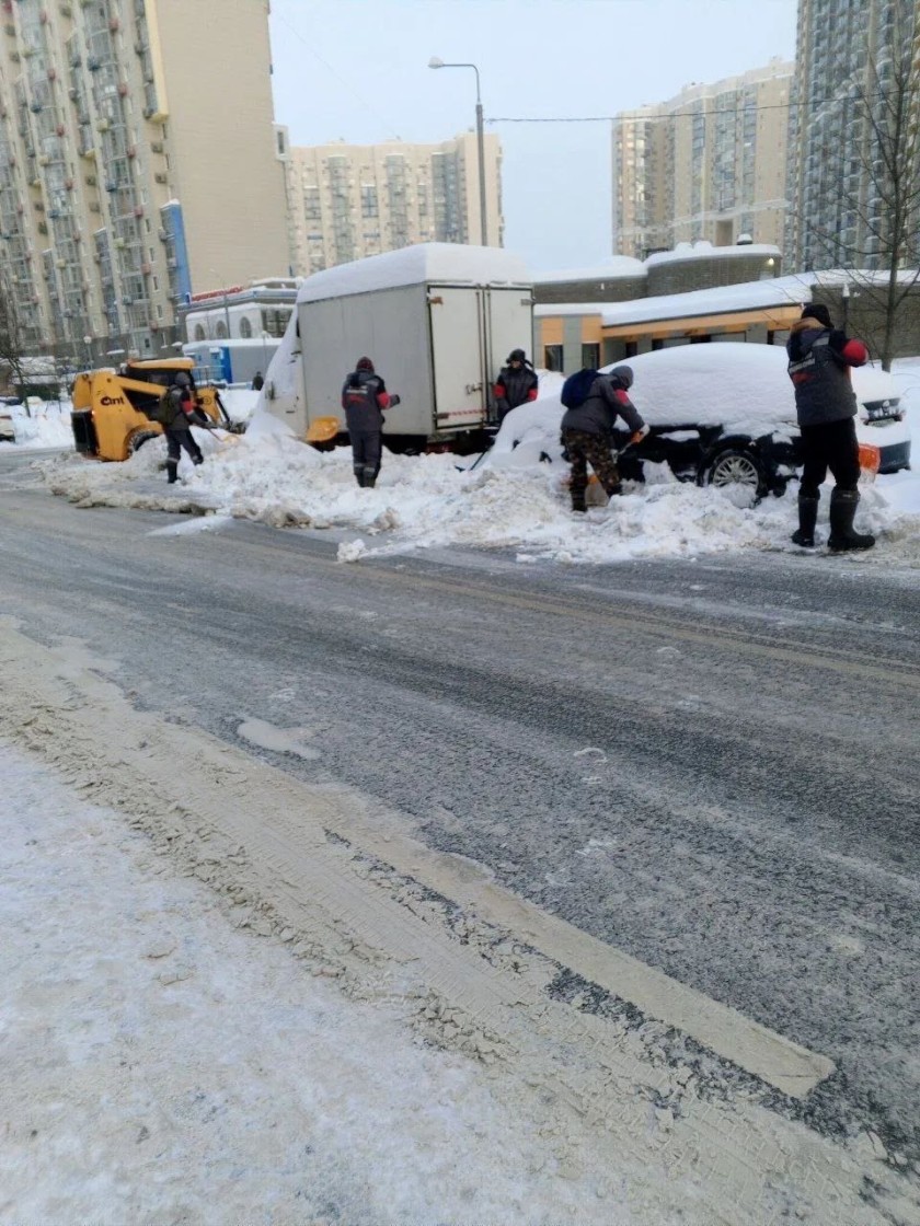 Городские службы продолжают активную уборку снега