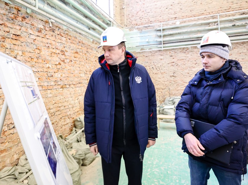 Дмитрий Волков проверил ход капремонта спортивной школы олимпийского резерва по баскетболу