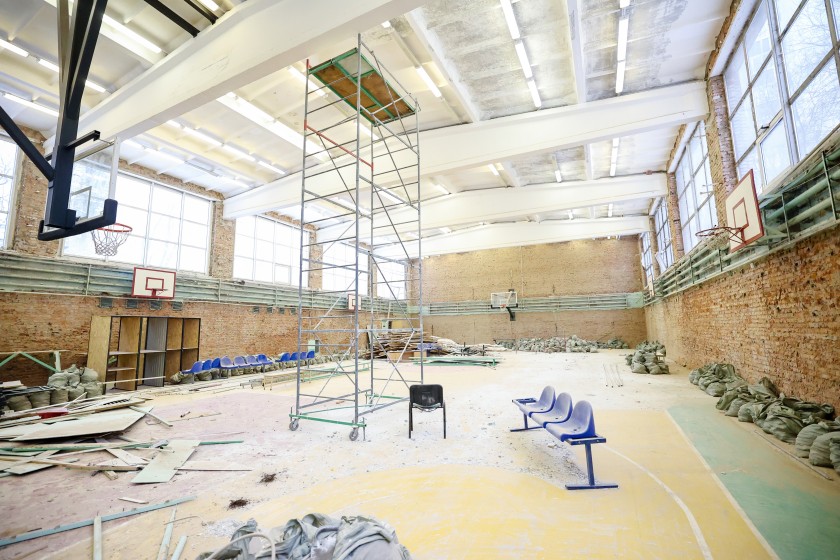 Дмитрий Волков проверил ход капремонта спортивной школы олимпийского резерва по баскетболу