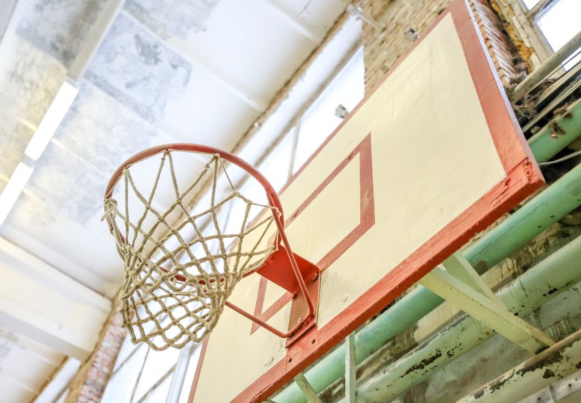 Дмитрий Волков проверил ход капремонта спортивной школы олимпийского резерва по баскетболу