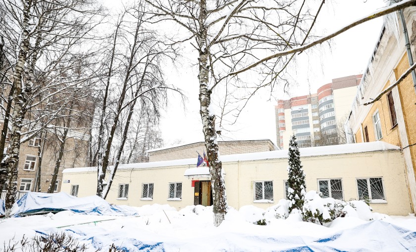 Дмитрий Волков проверил ход капремонта спортивной школы олимпийского резерва по баскетболу