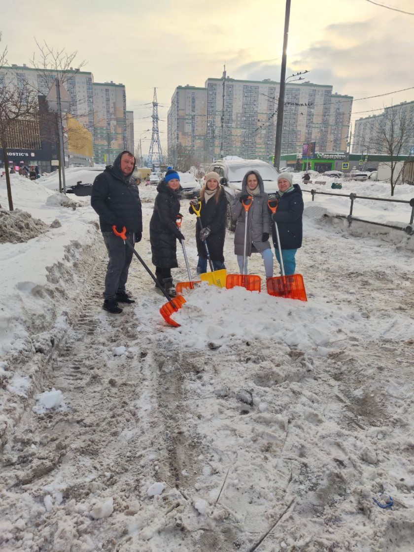 Сотрудники администрации и неравнодушные жители Путилково вышли на субботник на  Спасо-Тушинском бульваре