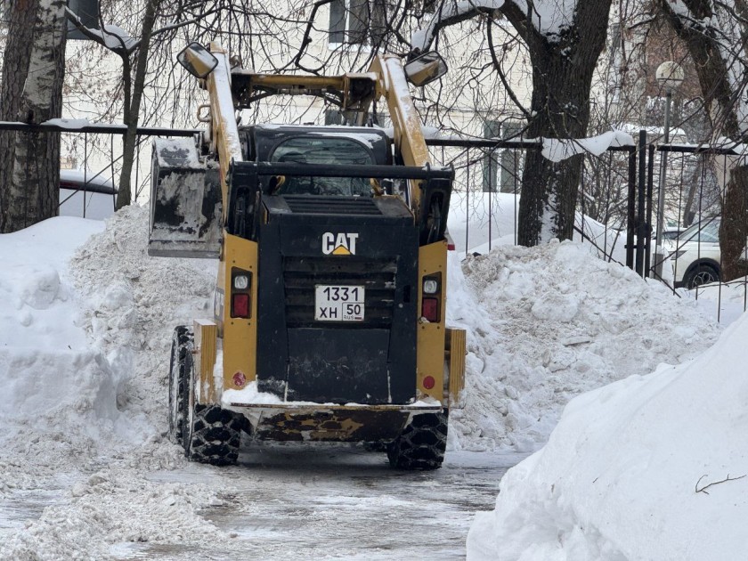 На территориях во время субботника задействована снегоуборочная техника