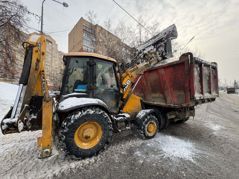 На территориях во время субботника задействована снегоуборочная техника