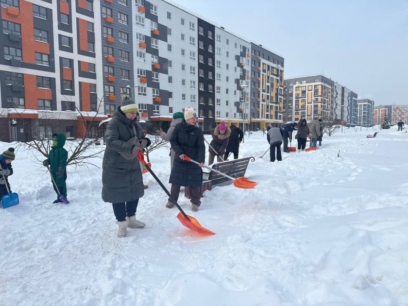 Жители ЖК «Новая Рига» совместно с заместителем главы городского округа Красногорск Даниилом Зеленевым и сотрудниками администрации вышли на субботник