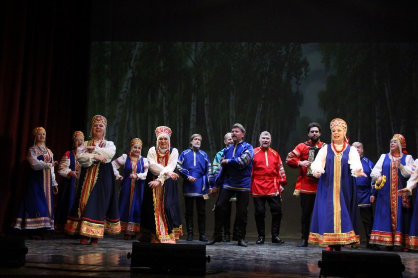 В доме культуры «Луч» села Петров-Дальнее прошёл фольклорный фестиваль, приуроченный к Году единства народов России